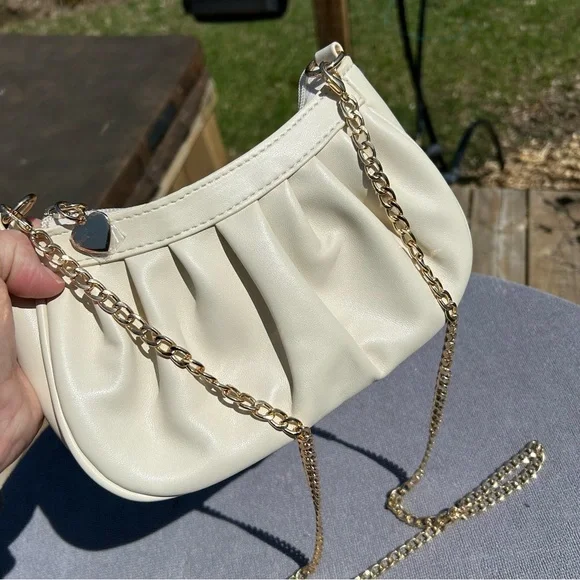 Elegant off white/Cream Shoulder Bag with beautiful gold accents - Picture 5 of 7